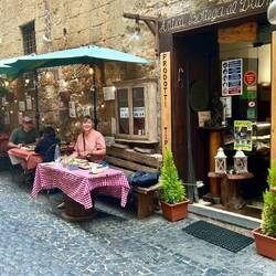 Essen in einer Trattoria antico