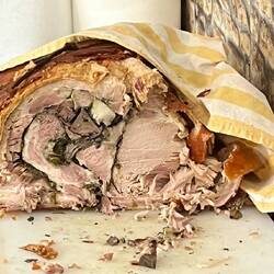 Porcetta - gefüllter Schweinebraten. Anscheinend die Spezialität der Region