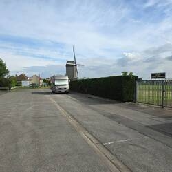 The free motorhome parkup, is quiet in the evening and has waste bins. Service stop is 800m away