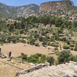 Vie depuis le théâtre vers la falaise et les tombes