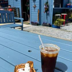 Eiskaffee mit Himbeerkuchen
