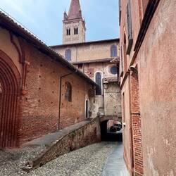 Die Strasse unter der Kirche