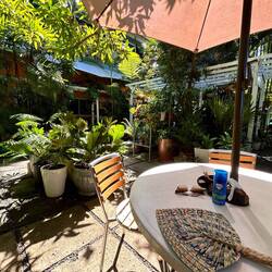 Nice cafe with an adjoining shop, I treated myself to earrings and a leather wallet.🤩