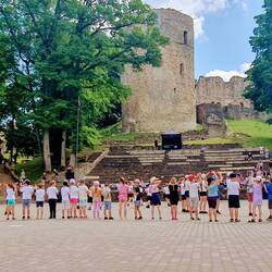 Veranstaltung von Jugendlichen im großen Park bei der Burg Cesis