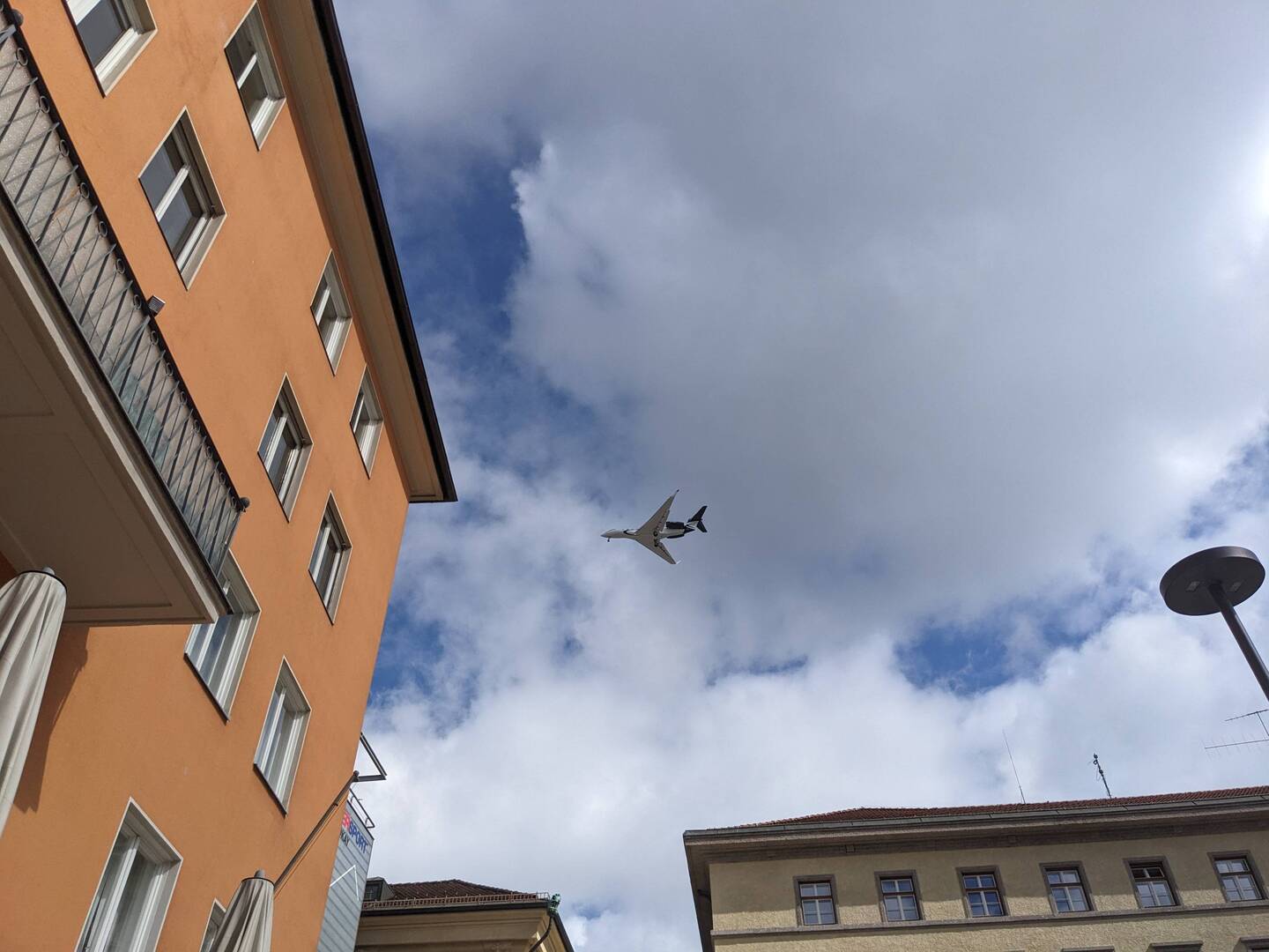 Hoch über den Dächern: Ganz ordentlich was los an kleinen Fliegern über Innsbruck ✈️