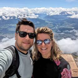 Hallo Innsbruck 👋🏼 Im Hintergrund zeigt sich schon der Endgegner für morgen: Brennerpass 🥵🚴💪🏼