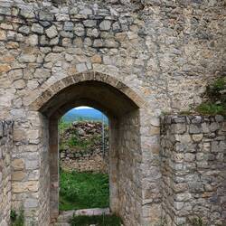 Tor zum Burghof, der zugewuchert war