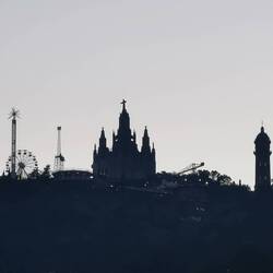 Tibidabo sieht man von der Dachterrasse aus.