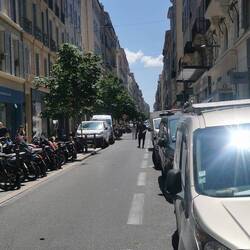 Der weiße Streifen kennzeichnet den Radweg 🤣