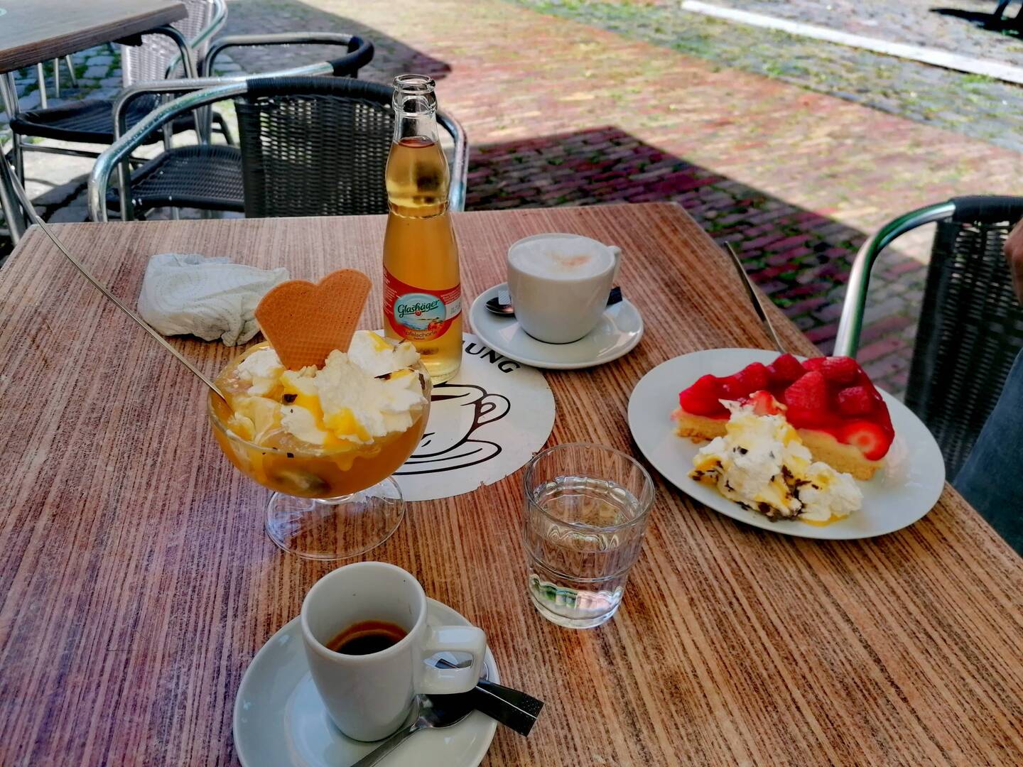 Kirchcafe mit bedtem Kuchen