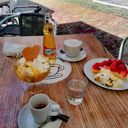 Kirchcafe mit bedtem Kuchen