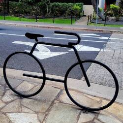 Diese Fahrräder stehen hier öfter rum