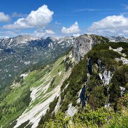 Von hier weg geht es nur mehr hinab - und das nicht zu knapp.