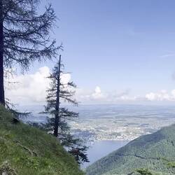 Der Hernlersteig bietet einen schönen Blick auf den See und hier und da mal etwas Schatten..