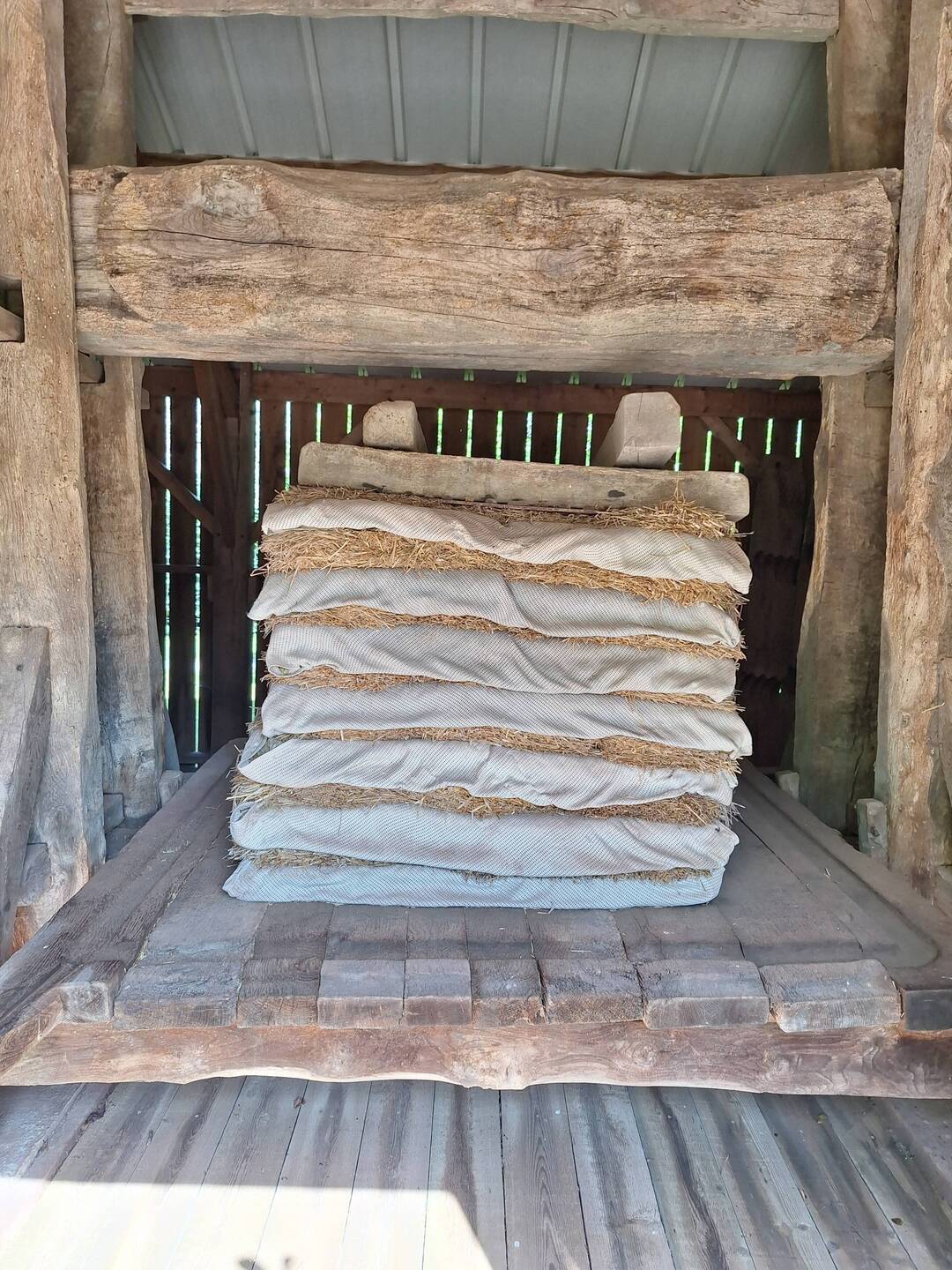 früher wurde durch Strohschichten gepresst