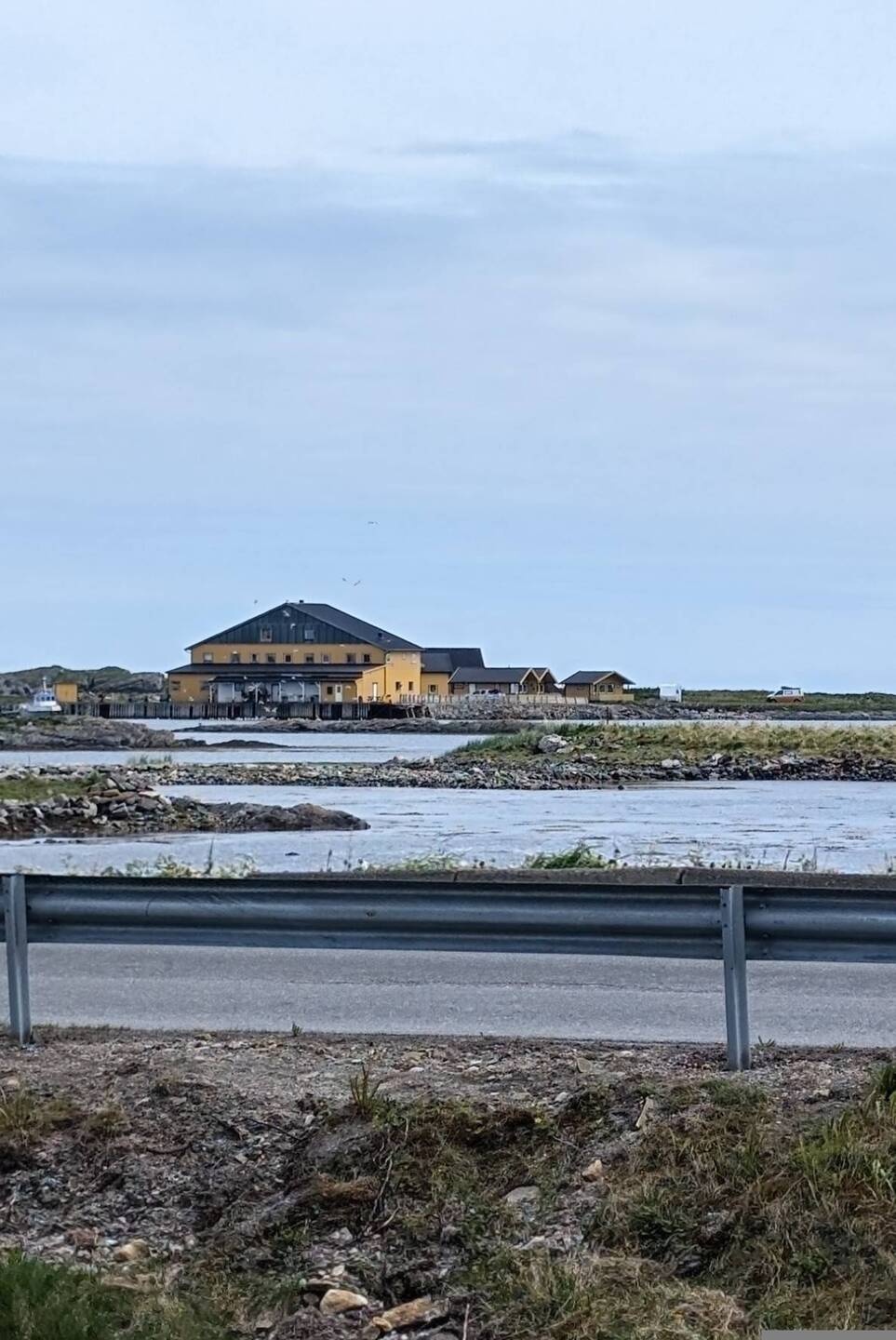 Blick auf das Fiskecamp, bei dem wir auch als nicht Fischende campen dürfen.