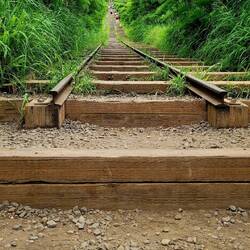 Die Eisenbahnschwellen ragen bis in den Himmel