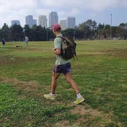 Spaziergang durch den nahegelegenen Park, vor uns der Stadtteil Centry City.