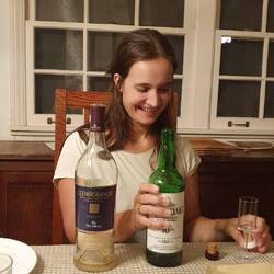 Außerdem verkosten wir Scotch 🍹 schmeckt ok und nach Rauch.