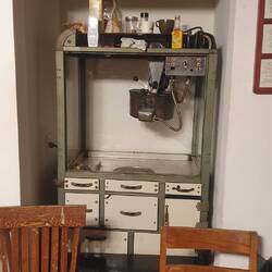 Don hat eine Uralte Popcornmaschine, die er uns zuliebe amschmeißt 😁