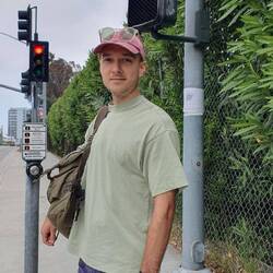 Die Straße führt durch Century City, ein Stadtteil mit Hotels, teuren Autos und keinen Fußgängern.