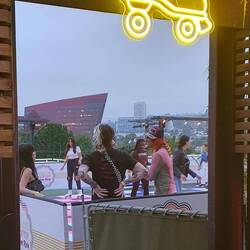 Dann wollten wir zu einem Rooftop Kino, das ist mittlerweile aber einer Rollschuhdisko 😀