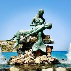 Statue honors fisherman who've died at sea.