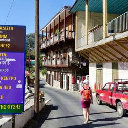 Dorfstrasse mit ortstypischen Häusern