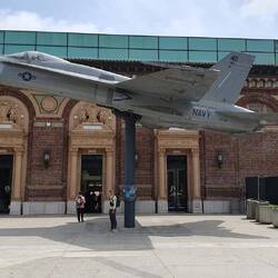 Ein originales altes Kampfjet am Eingang des Science Centers.