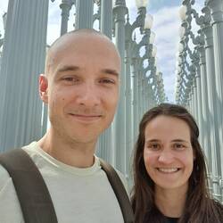 An einem anderen Tag: Eine Laternenallee auf dem Hof vor dem LA County Museum of Arts 😄