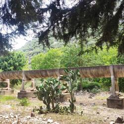 L'aqueduc moderne qui capte le cours d'eau vers Finike