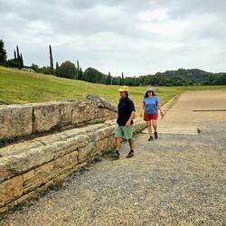 Piste d'athlétisme. Lou et Yves se préparent pour un sprint...