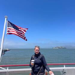 Fahrt zur Golden Gate, im Hintergrund Alcatraz