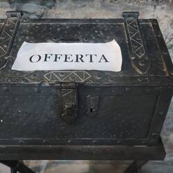 I love this lead offertory box