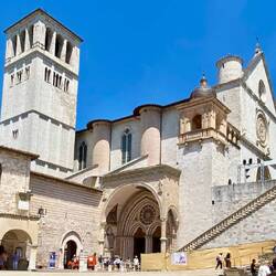 Die Basilika von San Francesco von unten