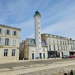 Leuchtturm zwischen den Häusern