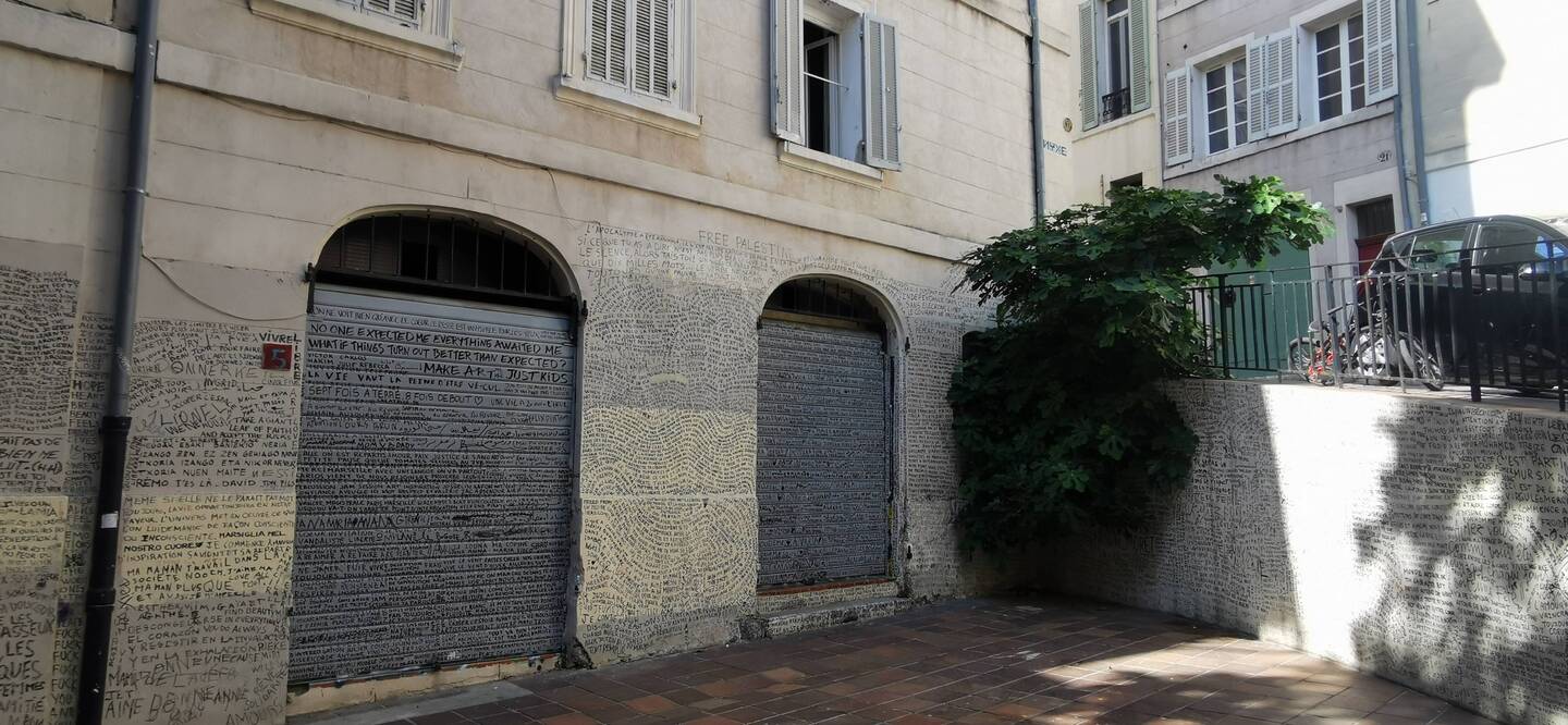 Jeder cm ist beschriftet z. B. mit :Niemand hat mich erwartet, alles hat mich erwartet...