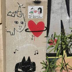 Die gut gelaunte Katze leistet mir beim Frühstück Gesellschaft