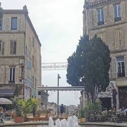 Hier trinke ich etwas inmitten spielender Musikschüler*innen