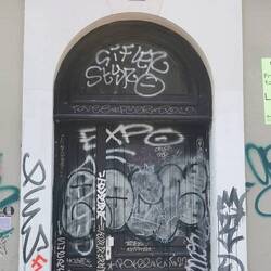 Die Madonna über der besprayten Tür!