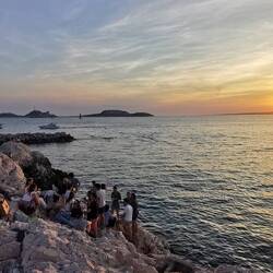 Neben mir eine französische Sonnenuntergangsparty