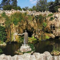 Warum schaut er so unbeteiligt geradeaus, wenn er einen Eisvogel auf der Hand hat 🤔