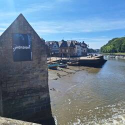 Das Foto am Haus ( zoomen!) zeigt die Brücke