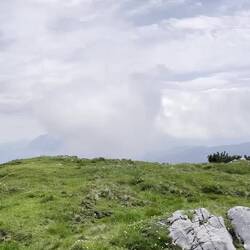 Von hier aus lassen sich die Voralpen, das Dachsteinmassiv und das Tote Gebirge bestaunen.