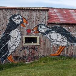 Der Lundevogel ist allgegenwärtig und oft verewigt auf der Insel