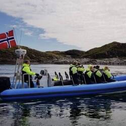 So sehen die Boote aus und man wird warm eingepackt für die Fahrt