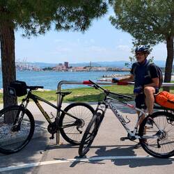 Im Hintergrund Koper