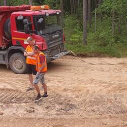 Der LKW bringt uns wieder auf sicheren Boden