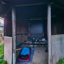 Schlafplatz in Wald/Schutzhütte