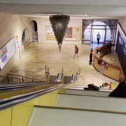 Oberirdisch Treppen / Unterirdisch Rolltreppen